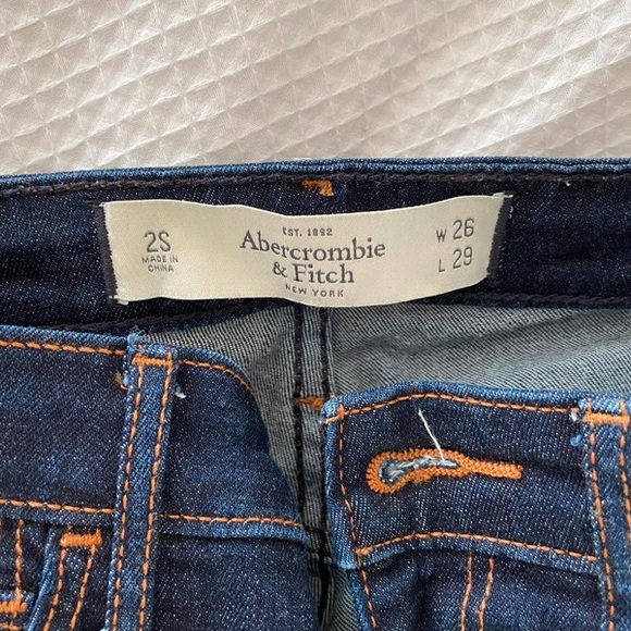 Dark wash abercrombie jeans - Picture 2 of 3
